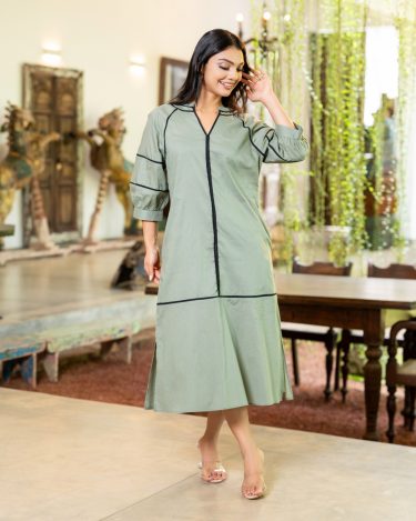 The Contrast Piping Raglan Sleeve Midi Dress